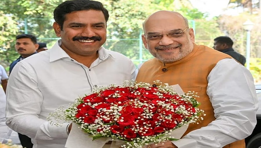ಬಿಎಸ್ ವೈ ಇಲ್ಲದ ಬಿಜೆಪಿಗೆ ಉಳಿಗಾಲವಿಲ್ಲ: ಲಿಂಗಾಯತ ನಾಯಕನ ಮನ ಸಂತೋಷ ಪಡಿಸಲು 'ಶಾ' ತಂತ್ರ; ತಂದೆ ಮುಂದೆ ಮಗನ ಬೆನ್ನುತಟ್ಟಿದ ಚಾಣಕ್ಯ!