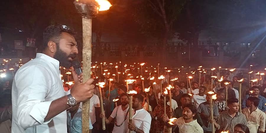 ಬೆಂಗಳೂರು: ಕೇಂದ್ರ ಸರ್ಕಾರದ ವಿರುದ್ಧ ಯುವ ಕಾಂಗ್ರೆಸ್ ಕಾರ್ಯಕರ್ತರಿಂದ 'ಪಂಜಿನ ಮೆರವಣಿಗೆ'