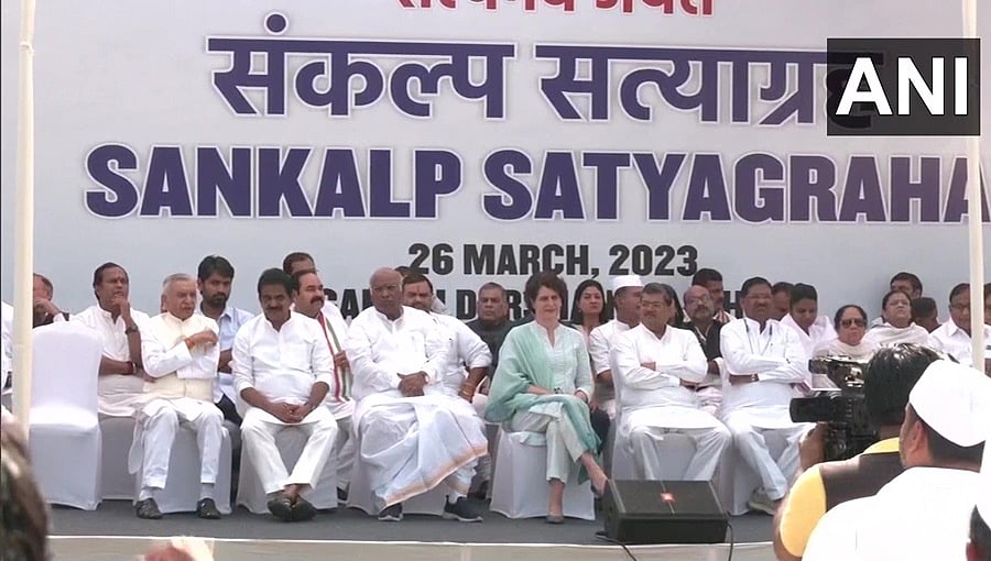 ಸಂಸದ ಸ್ಥಾನದಿಂದ ರಾಹುಲ್ ಗಾಂಧಿ ಅನರ್ಹ: ರಾಜ್​ಘಾಟ್​ನಲ್ಲಿ ಕಾಂಗ್ರೆಸ್ ಸತ್ಯಾಗ್ರಹ, ಖರ್ಗೆ, ಪ್ರಿಯಾಂಕಾ ಗಾಂಧಿ ಭಾಗಿ