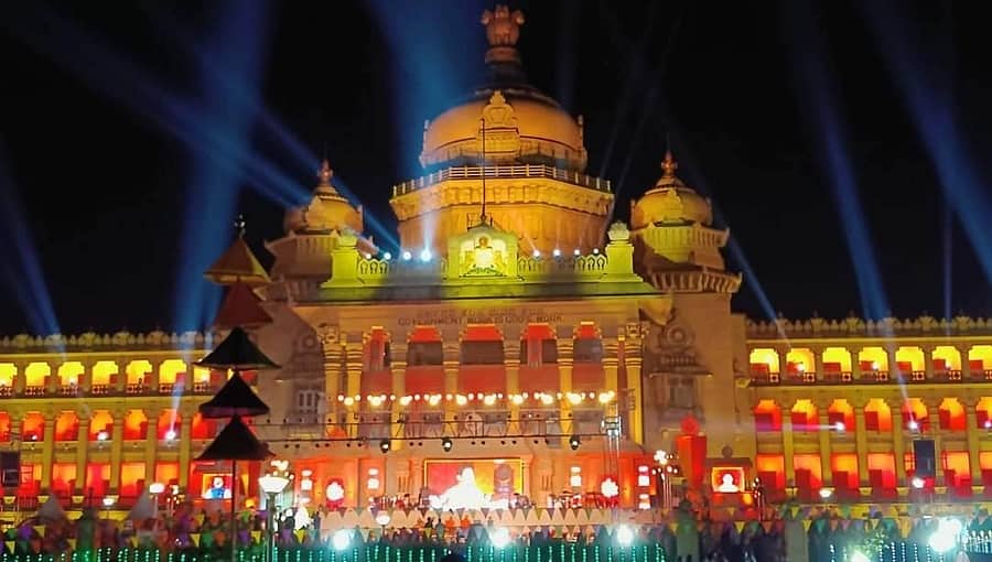 ವಿಧಾನಸೌಧದ ಎದುರು ಬಸವಣ್ಣ, ಕೆಂಪೇಗೌಡರ ಅಶ್ವಾರೋಹಿ ಪ್ರತಿಮೆ ಸ್ಥಾಪನೆ: ಅಮಿತ್ ಶಾ ರಿಂದ ಇಂದು ಅನಾವರಣ, ಮದುವಣಗಿತ್ತಿಯಂತೆ ಸಜ್ಜುಗೊಂಡ ಶಕ್ತಿ ಕೇಂದ್ರ