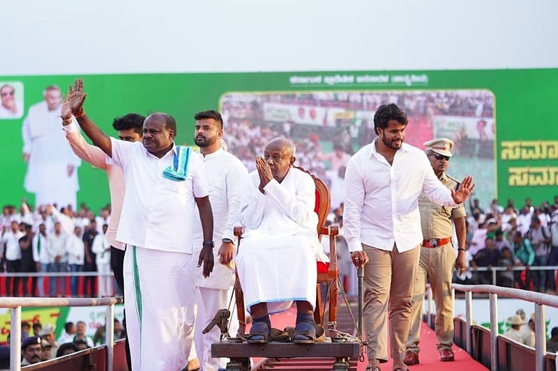 ಜಾತಿ, ಮತ ಆಧಾರದ ಮೇಲೆ ಅಧಿಕಾರ ಹಿಡಿಯುವುದು ನಿಂತಿಲ್ಲ. ನನ್ನ ರಾಜಕೀಯ ಜೀವನದಲ್ಲಿ ಎಲ್ಲ ವರ್ಗದ ಜನರ ಅಭಿವೃದ್ಧಿಗೆ ಹಾಗೂ ರೈತರ ಹಕ್ಕುಗಳಿಗೆ ನ್ಯಾಯ ಒದಗಿಸಿದ್ದೇನೆ. ರೈತರ ಹಕ್ಕಿಗಾಗಿ, ಕಾವೇರಿ, ಗಂಗೆ, ಕೃಷ್ಣೆ ಸೇರಿ ಹಲವು ನೀರಾವರಿ ಯೋಜನೆಗಳಿಗೆ ಮಾಡಿದ್ದೇನೆ ಎಂದರು.