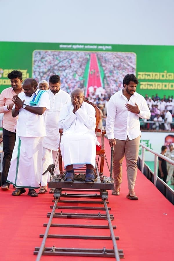 ಜಾತಿ, ಮತ ಆಧಾರದ ಮೇಲೆ ಅಧಿಕಾರ ಹಿಡಿಯುವುದು ನಿಂತಿಲ್ಲ. ನನ್ನ ರಾಜಕೀಯ ಜೀವನದಲ್ಲಿ ಎಲ್ಲ ವರ್ಗದ ಜನರ ಅಭಿವೃದ್ಧಿಗೆ ಹಾಗೂ ರೈತರ ಹಕ್ಕುಗಳಿಗೆ ನ್ಯಾಯ ಒದಗಿಸಿದ್ದೇನೆ. ರೈತರ ಹಕ್ಕಿಗಾಗಿ, ಕಾವೇರಿ, ಗಂಗೆ, ಕೃಷ್ಣೆ ಸೇರಿ ಹಲವು ನೀರಾವರಿ ಯೋಜನೆಗಳಿಗೆ ಮಾಡಿದ್ದೇನೆ ಎಂದರು.