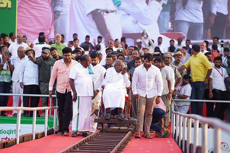 ನಾನು ಪ್ರಧಾನಮಂತ್ರಿ ಆಗಿದ್ದಾಗ ಕಾನೂನು ರೂಪಿಸಲು ಮುಂದಾದಾಗ ಅಧಿಕಾರ ಕಳೆದುಕೊಂಡೆನು. ನಂತರ ಅಧಿಕಾರಕ್ಕೆ ಬಂದವರು ಕಾನೂನು ರೂಪಿಸಿದರೂ, ಅದಕ್ಕೆ ಯೋಜನೆ ಹಾಕಿದ್ದ ನನ್ನ ಹೆಸರು ಹೇಳುವುದನ್ನೇ ಮರೆತುಬಿಟ್ಟರು ಎಂದು ಹೇಳಿದರು.