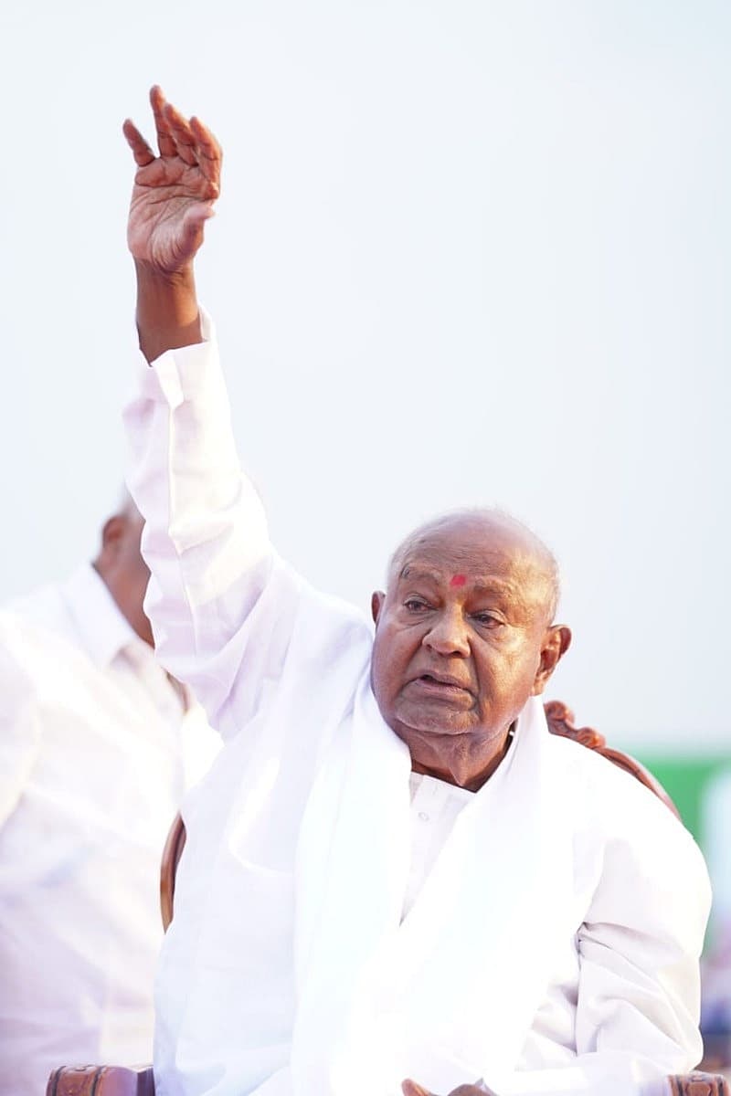 ನನ್ನ 70 ವರ್ಷಗಳ ಅಧಿಕಾರದಲ್ಲಿ ಎಂದಿಗೂ ಕೊಟ್ಟ ಭರವಸೆ ಈಡೇರಿಸಲು ವಿಫಲವಾಗಿಲ್ಲ. ಒಂದು ವೇಳೆ ನಾನು ಕೊಟ್ಟ ಭರವಸೆ ಈಡೇರಿಸಲಿದ್ದಾಗ ರಾಜಿನಾಮೆ ಕೊಟ್ಟಿದ್ದೇನೆ. ನಾನು ಎಲ್ಲ ಕಾಲಕ್ಕೂ ಅಭಿವೃದ್ಧಿ ಮಂತ್ರ ಜಪಿಸಿದ್ದೇನೆ. ನಾನು ಬೆರಳೆಣಿಕೆ ವರ್ಷಗಳಷ್ಟು ಮಾತ್ರ ಅಧಿಕಾರದಲ್ಲಿ ಇದ್ದು, ದೇವರಾಣೆಗೂ ನಾನು ಜನರ ಅಭಿವೃದ