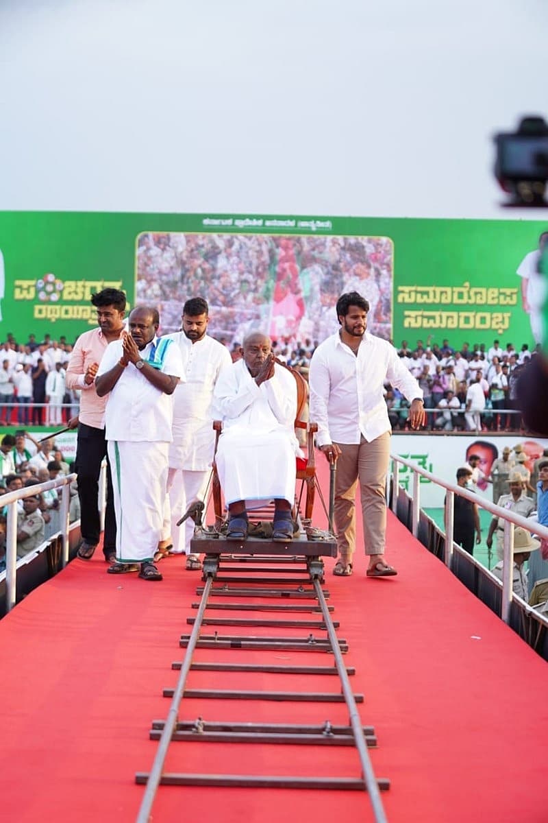 ರಾಜ್ಯದಲ್ಲಿ ಪಂಚರತ್ನ ಯಾತ್ರೆ ಸಮಾರೋಪ ಸಮಾರಂಭವನ್ನು ನೀವು ರೂಪಿಸಿದ್ದೀರಿ. ಕುಮಾರಸ್ವಾಮಿ ತಮ್ಮ ಆರೋಗ್ಯ ಲೆಕ್ಕಿಸದೇ ರಾಜ್ಯ ಸಂಚಾರ ಮಾಡಿದ್ದಾರೆ. ಅವರು ರಾಜ್ಯ ಸುತ್ತಾಡಿದ್ದನ್ನು ನೊಡಿ ಕಣ್ಣು ತುಂಬಿಕೊಂಡಿದ್ದೇನೆ. ನನ್ನ ಆರೋಗ್ಯ ಸರಿಯಾಗಿದ್ದರೆ ಪಂಚರತ್ನ ಯಾತ್ರೆಯಲ್ಲಿ ಭಾಗವಹಿಸುತ್ತಿದ್ದೆನು.