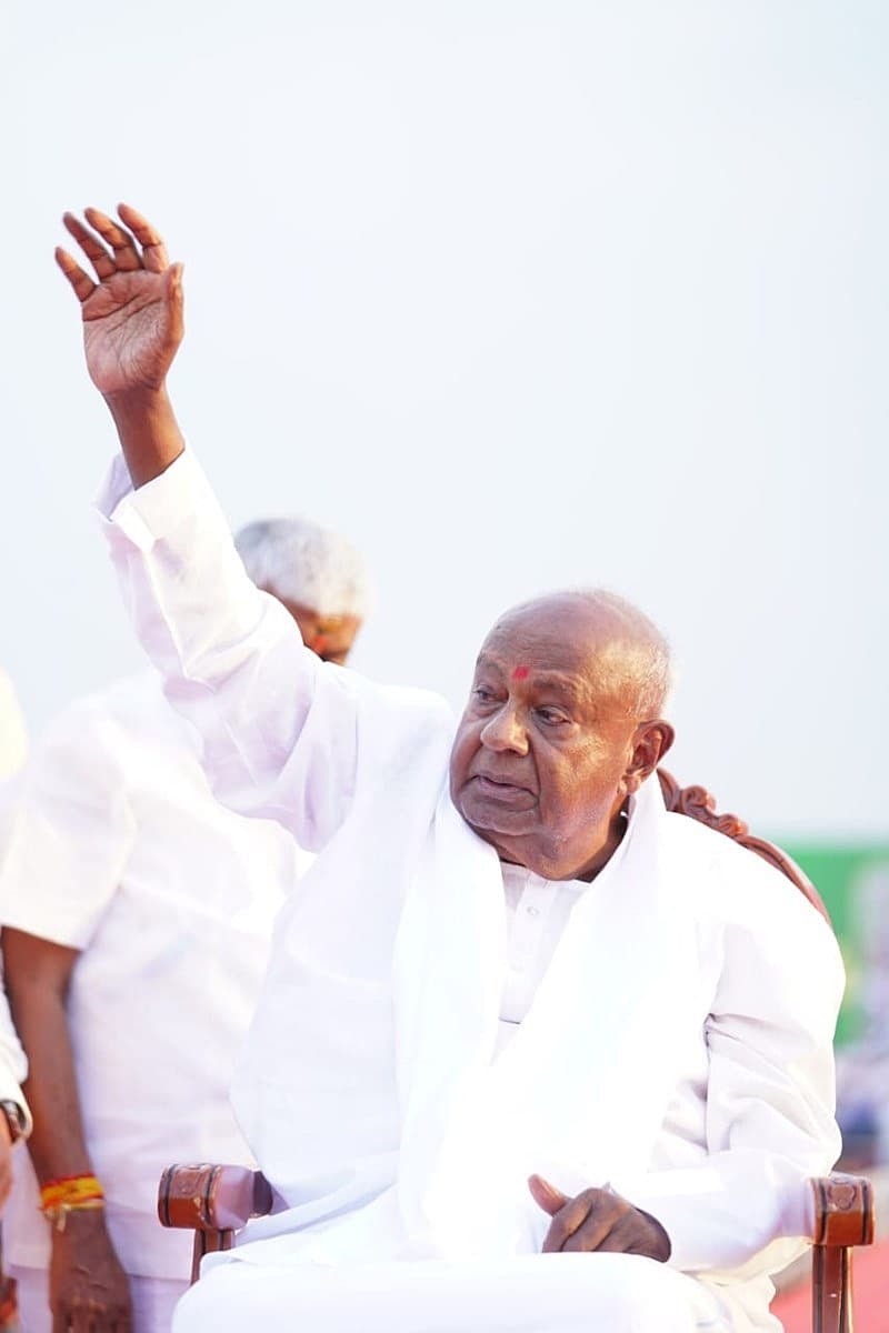 ಟ್ರ್ಯಾಲಿಯಲ್ಲಿ ದೇವೇಗೌಡರನ್ನು ಅವರ ಮಕ್ಕಳು, ಮೊಮ್ಮಕ್ಕಳು ಕೂರಿಸಿ ಜನರ ಮಧ್ಯೆ ಕರೆದುಕೊಂಡು ಹೋದರು