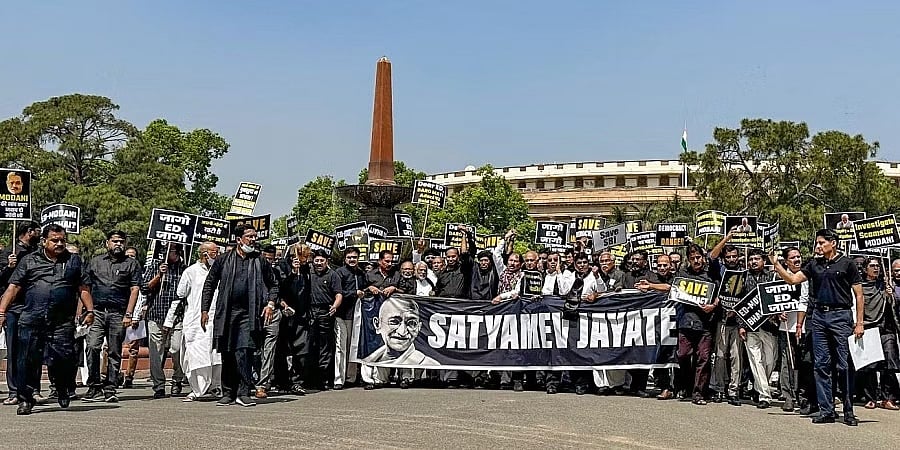 ಅದಾನಿ ವಿವಾದ, ರಾಹುಲ್ ಗಾಂಧಿ ಅನರ್ಹತೆ: ವಿಪಕ್ಷಗಳಿಂದ ಒಗ್ಗಟ್ಟು ಪ್ರದರ್ಶನ, ಕಪ್ಪು ಬಟ್ಟೆ ಧರಿಸಿ ಪ್ರತಿಭಟನಾ ಮೆರವಣಿಗೆ