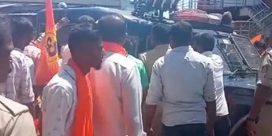 ಹಾಸನ: ಕುರಾನ್ ಪಠಣ ವಿರೋಧಿಸಿ ಪ್ರತಿಭಟನೆ; ಹಿಂದೂ ಕಾರ್ಯಕರ್ತರ ಮೇಲೆ ಲಾಠಿ ಚಾರ್ಜ್