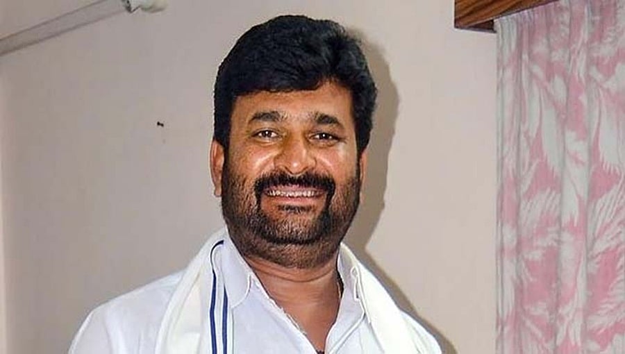 ಧಾರವಾಡ ಗ್ರಾಮೀಣ ಕ್ಷೇತ್ರದಲ್ಲಿ ಮಹಿಳಾಮಣಿಯರ ಪೈಪೋಟಿ: ವಿನಯ್ ಕುಲಕರ್ಣಿ ಪತ್ನಿ v/s ಸೀಮಾ ಸಾದಿಖಾ; ಯಾರಿಗೆ ಕಾಂಗ್ರೆಸ್ ಟಿಕೆಟ್?