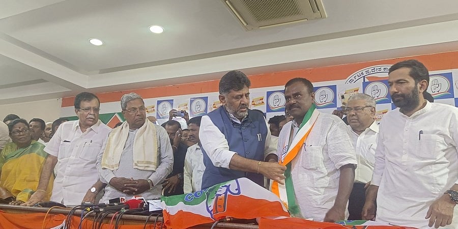ತೆನೆ ಇಳಿಸಿ 'ಕೈ' ಹಿಡಿದ ಗುಬ್ಬಿ ಮಾಜಿ ಶಾಸಕ; ಎಸ್ ಆರ್ ಶ್ರೀನಿವಾಸ್ ಕಾಂಗ್ರೆಸ್ ಗೆ ಸೇರ್ಪಡೆ