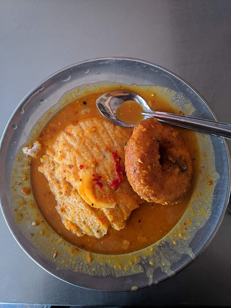 ಇಡ್ಲಿ ಜೊತೆ ಕಾಂಬೊ ಉದ್ದಿನ ವಡೆ. ಇಡ್ಲಿ-ವಡೆ ಕಾಂಬಿನೇಷನ್ ಗೆ ಸಾಂಬಾರ್ ಸೇರಿಸಿ ತಿಂದರೆ ಸ್ವರ್ಗಸುಖ.