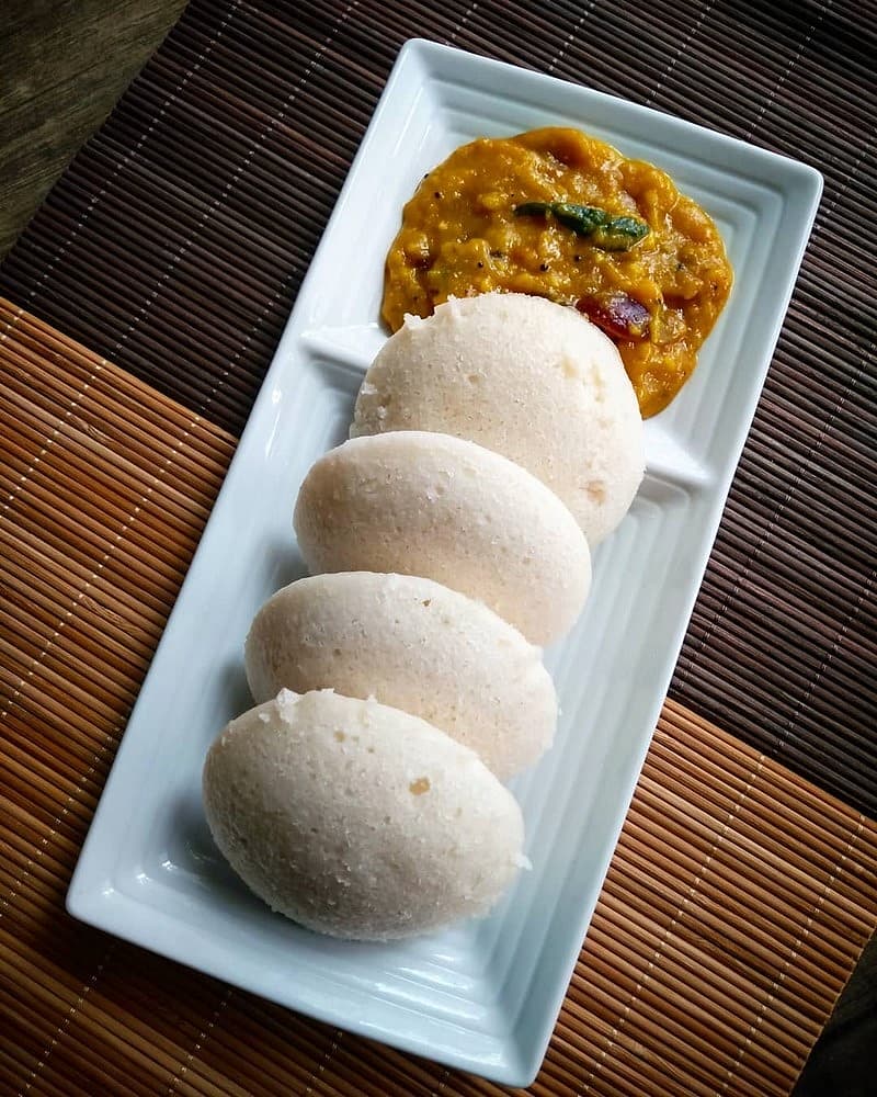 ಇಡ್ಲಿ ದಕ್ಷಿಣ ಭಾರತದಲ್ಲಿ ಮತ್ತು ಶ್ರೀಲಂಕಾದ ಉತ್ತರ ಭಾಗದಲ್ಲಿ ಪ್ರಮುಖ ಡಿಶ್ ಆಗಿದೆ.