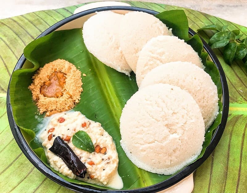 ಆರೋಗ್ಯಕ್ಕೆ ಸುರಕ್ಷಿತ ಇಡ್ಲಿ ಸೇವನೆ ಎಂದು ಪರಿಗಣಿಸಲಾಗುತ್ತಿದ್ದು ಪ್ರತಿ ಇಡ್ಲಿಯಲ್ಲಿ 39 ಕ್ಯಾಲೊರಿಗಳಿದ್ದು ಪರಿಷ್ಕರಿಸಿದ ಕೊಬ್ಬು ಮತ್ತು ಕೊಲೆಸ್ಟ್ರಾಲ್ ಇರುವುದಿಲ್ಲವಂತೆ. ಇಡ್ಲಿ ಸುಲಭವಾಗಿ ಜೀರ್ಣವಾಗುವ ಪದಾರ್ಥ. ಇಡ್ಲಿ ಪೌಷ್ಟಿಕಾಂಶಯುಕ್ತ ಎಂದು ಸಹ ಹೇಳಲಾಗುತ್ತದೆ. ಇದರಲ್ಲಿ ಕಾರ್ಬೊಹೈಡ್ರೇಟ್, ಫೈಬರ್