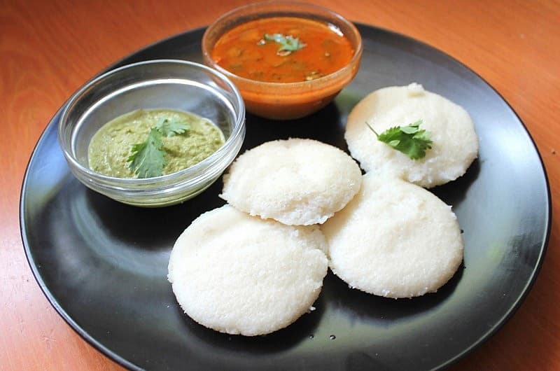 ಇಡ್ಲಿ ಯಾವುದೇ ಸಮಯದಲ್ಲಿ ನೆಚ್ಚಿನ ಉಪಹಾರವಾಗಿದೆ....ಸಂತೋಷ ಅಥವಾ ದುಃಖ, ಖಿನ್ನತೆಯಿರಲಿ, ಅನಾರೋಗ್ಯ ಅಥವಾ ಸಂಭ್ರಮಾಚರಣೆ, ಇಡ್ಲಿ ಉತ್ಸಾಹವನ್ನು ಮತ್ತಷ್ಟು ಹೆಚ್ಚಿಸುತ್ತದೆ. ಆವಿಯಲ್ಲಿ ಬೇಯಿಸಿದ ಇಡ್ಲಿಗಳು ಹೊಟ್ಟೆಗೆ ಆರೋಗ್ಯದಾಯಕ. ಇತ್ತೀಚೆಗೆ ಅನೇಕ ಹೊಟೇಲ್ ಗಳಲ್ಲಿ ಇಡ್ಲಿಗಳ ಮೇಲೆ ವಿವಿಧ ಡಿಶ್ ಗಳನ್ನು ಹಾಕ