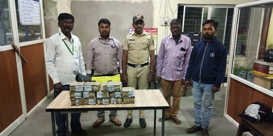 ಬೆಳಗಾವಿಯ ಕಾಗವಾಡ ಚೆಕ್ ಪೋಸ್ಟ್ ನಲ್ಲಿ ಅಕ್ರಮವಾಗಿ ಸಾಗಿಸುತ್ತಿದ್ದ 70 ಲಕ್ಷ ರೂ. ದಾಖಲೆರಹಿತ ಹಣ ವಶ