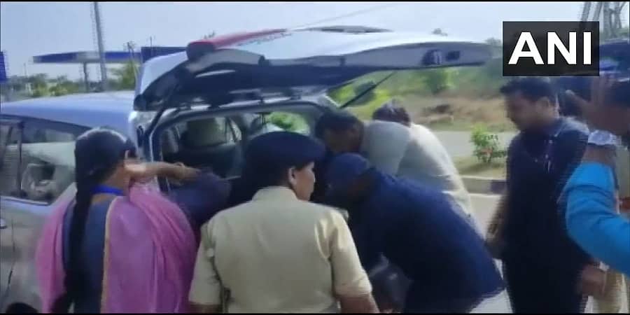 ದೇವಸ್ಥಾನಕ್ಕೆ ತೆರಳುತ್ತಿದ್ದ ಮುಖ್ಯಮಂತ್ರಿ ಬಸವರಾಜ ಬೊಮ್ಮಾಯಿ ಕಾರನ್ನು ಶೋಧಿಸಿದ ಚುನಾವಣಾಧಿಕಾರಿಗಳು!