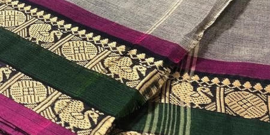 ಬೆಳಗಾವಿ: ಕಾಂಗ್ರೆಸ್ಸಿಗರು ಹಂಚುತ್ತಿದ್ದ ಉಚಿತ ಸೀರೆ ಪಡೆಯಲು ನೂಕು ನುಗ್ಗಲು; ಕಾಲ್ತುಳಿತದಲ್ಲಿ ಹಲವು ಮಹಿಳೆಯರಿಗೆ ಗಾಯ