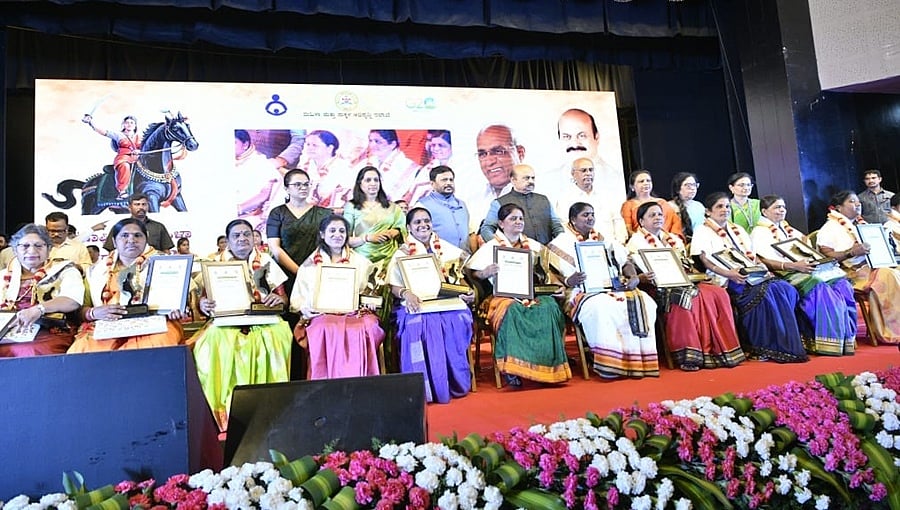 ಅಂತಾರಾಷ್ಟ್ರೀಯ ಮಹಿಳಾ ದಿನ: ಸಾಧಕಿಯರಿಗೆ ಕಿತ್ತೂರು ರಾಣಿ ಚೆನ್ನಮ್ಮ ಪ್ರಶಸ್ತಿ ಪ್ರದಾನ ಮಾಡಿದ ಸಿಎಂ ಬೊಮ್ಮಾಯಿ