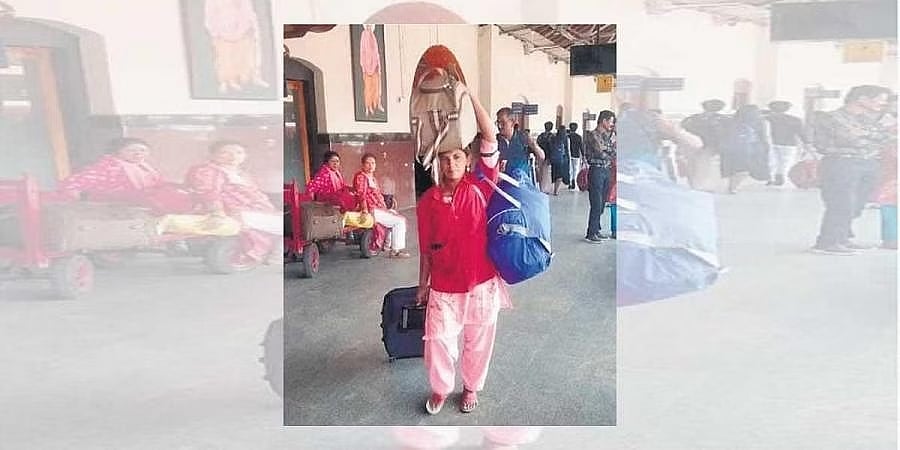 ಮೈಸೂರು ರೈಲ್ವೆ ನಿಲ್ದಾಣದಲ್ಲಿ ಏಕೈಕ ಮಹಿಳಾ ಪೋರ್ಟರ್; ಅಭಿಮಾನದ ಸುರಿಮಳೆ!