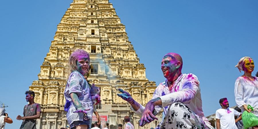 ಹಂಪಿ: ಹೋಳಿ ಬಣ್ಣಗಳಲ್ಲಿ ಮಿಂದೆದ್ದ ಪ್ರವಾಸಿಗರು, ಬಣ್ಣದೋಕುಳಿ ಆಡಿದ ವಿದೇಶಿಗರು