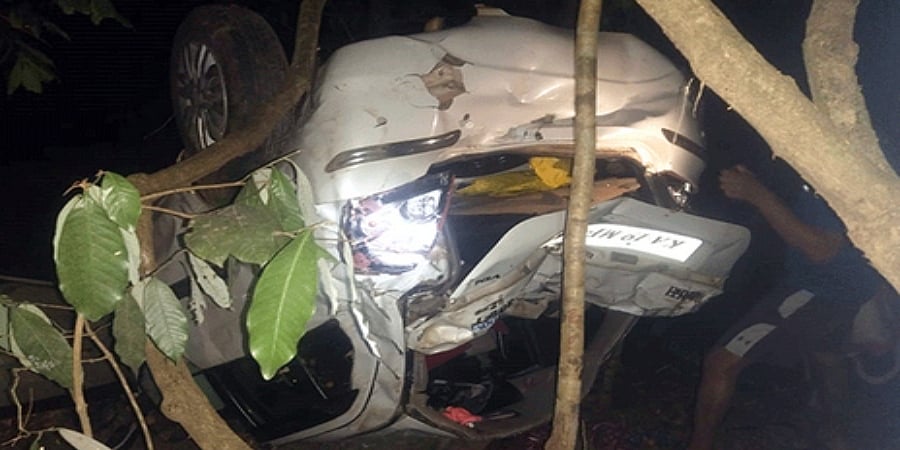 ಮಂಗಳೂರು: ಕಂದಕಕ್ಕೆ ಉರುಳಿದ ಕಾರು; ಮಹಿಳೆ ಸಾವು, ಪಂಚಾಯಿತಿ ಅಧ್ಯಕ್ಷೆ ಸೇರಿ ನಾಲ್ವರಿಗೆ ಗಾಯ
