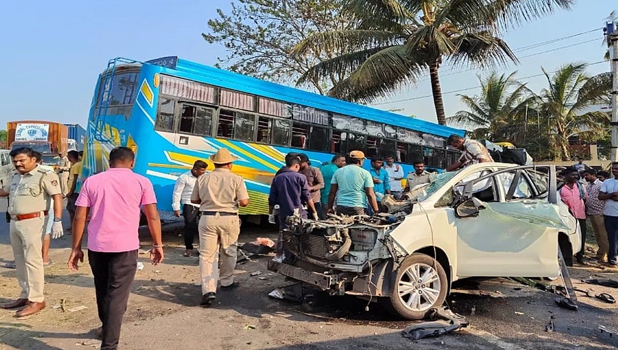 ತುಮಕೂರು: ಇನ್ನೋವಾ ಕಾರು-ಖಾಸಗಿ ಬಸ್‌ ನಡುವೆ ಅಪಘಾತ; ಮಗು ಸೇರಿ ಐವರ ದುರ್ಮರಣ