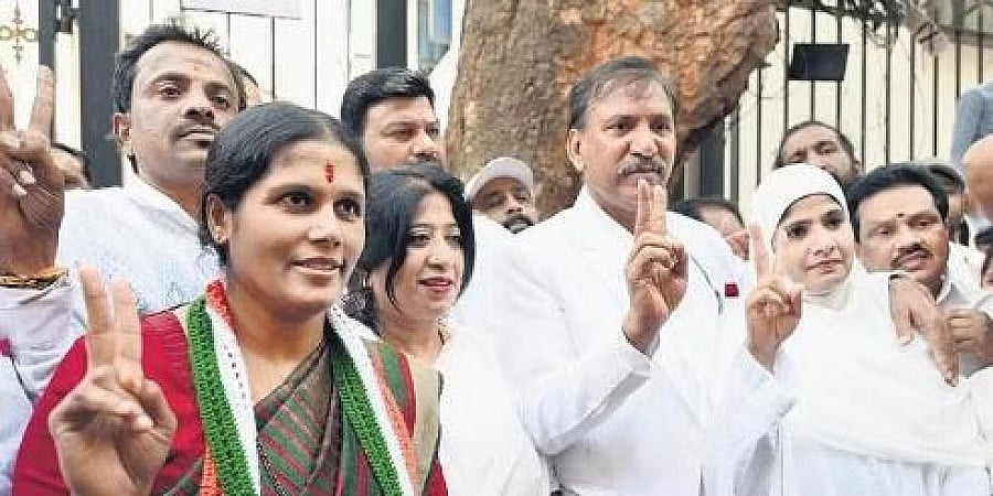 ಟಿಕೆಟ್ ಘೋಷಣೆಯಾಗದಿದ್ದರೂ ನಾಮಪತ್ರ ಸಲ್ಲಿಸಿದ ಗಂಗಾಂಬಿಕೆ: ಲಿಂಗಾಯತರ ಲಾಬಿಗೆ ಮಣಿಯುತ್ತಾ ಕಾಂಗ್ರೆಸ್ ಹೈಕಮಾಂಡ್!
