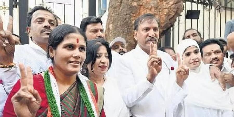 ಟಿಕೆಟ್ ಘೋಷಣೆಯಾಗದಿದ್ದರೂ ನಾಮಪತ್ರ ಸಲ್ಲಿಸಿದ ಗಂಗಾಂಬಿಕೆ: ಲಿಂಗಾಯತರ ಲಾಬಿಗೆ ಮಣಿಯುತ್ತಾ ಕಾಂಗ್ರೆಸ್ ಹೈಕಮಾಂಡ್!