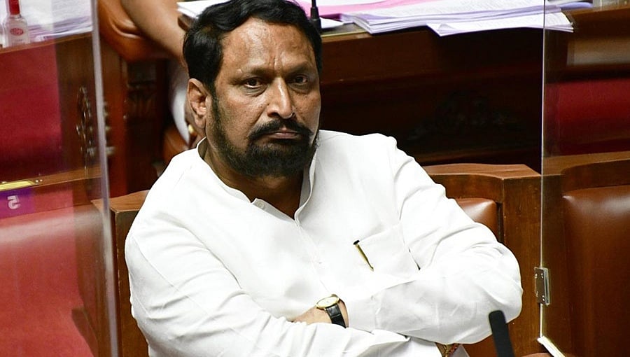 ನಾನು ರೈತನ ಮಗ, ಟ್ರ್ಯಾಕ್ಟರ್ ಓಡಿಸೋದೂ ಗೊತ್ತು-ತಿರುಗೇಟು ಕೊಡೋದೂ ಗೊತ್ತು: ರಮೇಶ್ ಜಾರಕಿಹೊಳಿ ಹೆಸರೆತ್ತದೆ ಸವದಿ ಟಾಂಗ್!