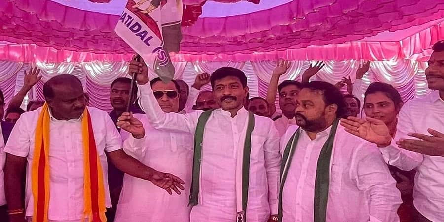 ಮಾಜಿ ವಿಧಾನಪರಿಷತ್ ಸದಸ್ಯ ರಘು ಆಚಾರ್ ಜೆಡಿಎಸ್ ಸೇರ್ಪಡೆ