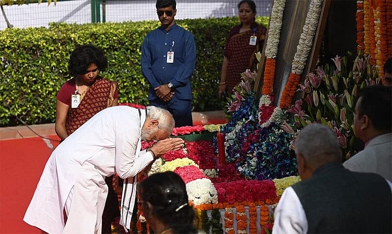 ಭೀಮ್ ರಾವ್ ಅಂಬೇಡ್ಕರ್ ಅವರ 133ನೇ ಜನ್ಮದಿನದ ಅಂಗವಾಗಿ ಪ್ರಧಾನಿ ನರೇಂದ್ರ ಮೋದಿ ಅವರು ಶುಕ್ರವಾರ ದೆಹಲಿಯ ಸಂಸತ್ ಭವನದಲ್ಲಿ ಶ್ರದ್ಧಾಂಜಲಿ ಸಲ್ಲಿಸಿದರು.