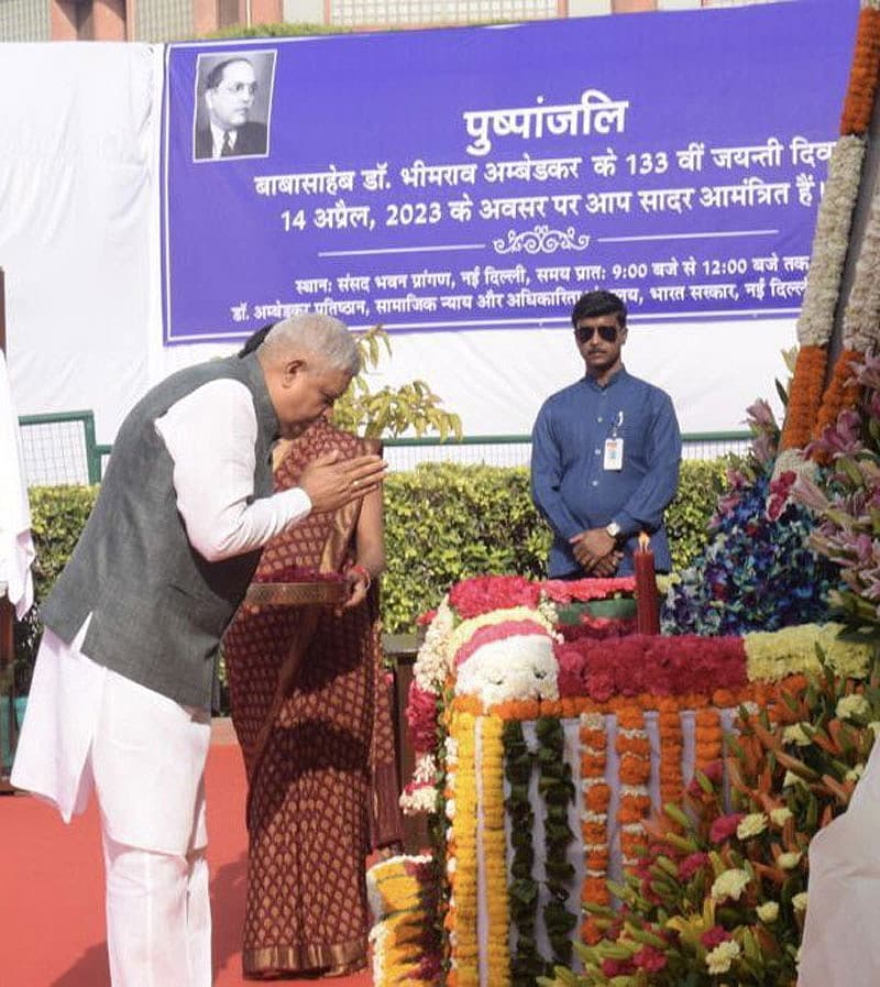 ಉಪ ರಾಷ್ಟ್ರಪತಿ ಜಗದೀಪ್ ಧಂಕರ್ ಅವರು ಪುಷ್ಪ ನಮನ ಸಲ್ಲಿಸಿದರು.