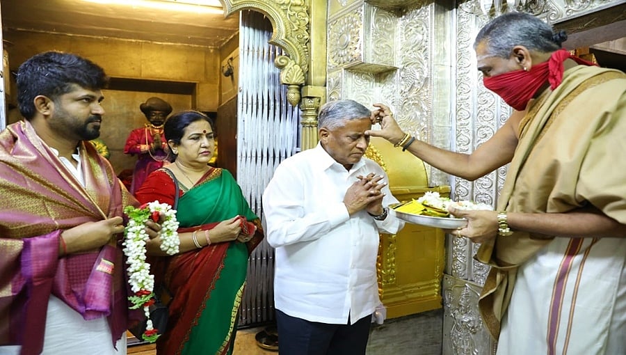 ಹೋಳಾಗಲಿಲ್ಲ ದೇವರ ಮುಂದೆ ಒಡೆದ ಈಡುಗಾಯಿ: ಸೋಮಣ್ಣಗೆ ಆಶೀರ್ವಾದ ಮಾಡಲಿಲ್ವಾ ಚಾಮುಂಡಿ ತಾಯಿ?