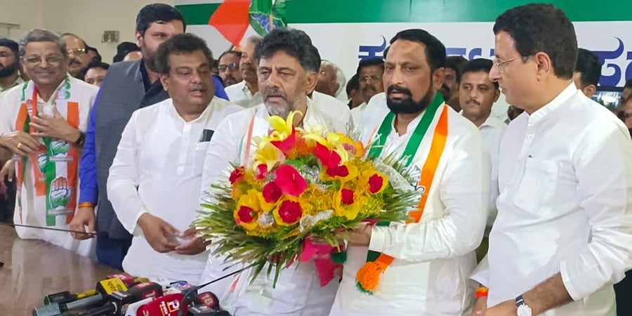 ಬಿಜೆಪಿ ತೊರೆದು ಕಾಂಗ್ರೆಸ್ ಸೇರಿದ ಮಾಜಿ ಡಿಸಿಎಂ ಲಕ್ಷ್ಮಣ ಸವದಿ