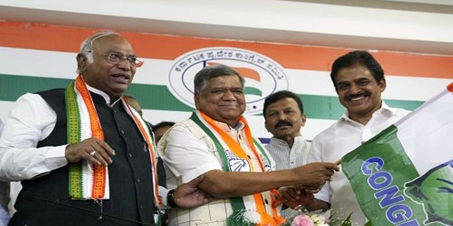 ಕರ್ನಾಟಕದಲ್ಲಿ ಬಿಜೆಪಿ 'ಇಸ್ಪೀಟ್ ಎಲೆ'ಯಂತೆ ಬೀಳುತ್ತಿದೆ: ಕಾಂಗ್ರೆಸ್