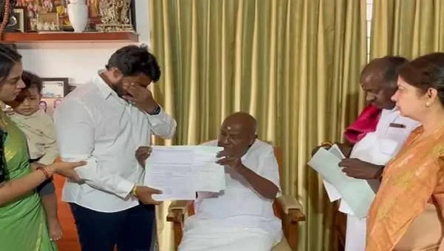 ಬಿ ಫಾರ್ಮ್ ಪಡೆದು ದೇವೇಗೌಡರ ಮುಂದೆ ಗಳಗಳನೆ ಅತ್ತ ನಿಖಿಲ್ ಕುಮಾರಸ್ವಾಮಿ!