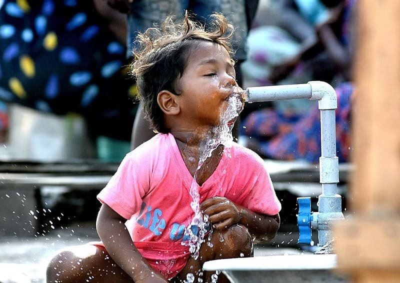 ಚೆನ್ನೈನ ಪುದುಪೇಟ್ ನಲ್ಲಿ ಮಗುವೊಂದು ಪೈಪ್ ನಿಂದ ನೇರವಾಗಿ ನೀರು ಕುಡಿಯುತ್ತಿದೆ