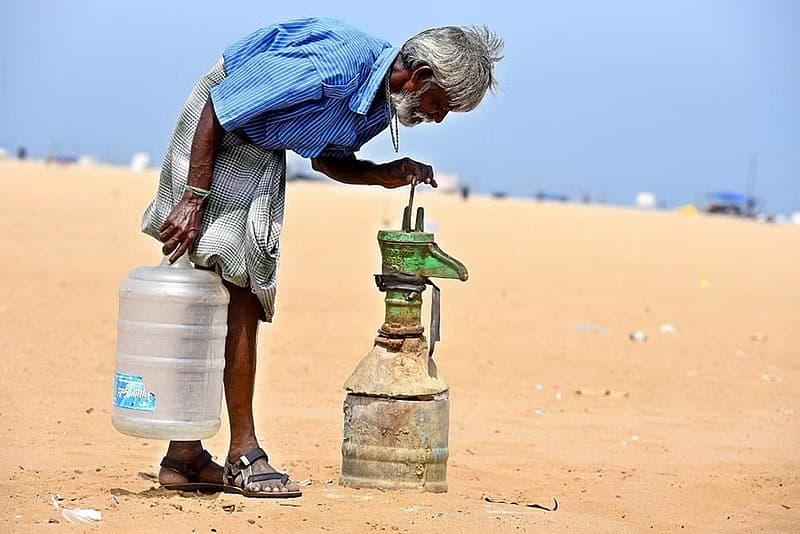 ತಮಿಳುನಾಡಿನಲ್ಲಿ ತಾಪಮಾನವು 40 ಡಿಗ್ರಿ ಸೆಲ್ಸಿಯಸ್‌ಗೆ ಏರುತ್ತಿದ್ದು, ಚೆನ್ನೈನ ಮರೀನಾ ಬೀಚ್‌ನಲ್ಲಿ ಅಂತರ್ಜಲಕ್ಕಾಗಿ ಮುರಿದ ನೀರಿನ ಪಂಪ್ ನ್ನು ಪರಿಶೀಲಿಸುತ್ತಿರುವ ವೃದ್ಧ.