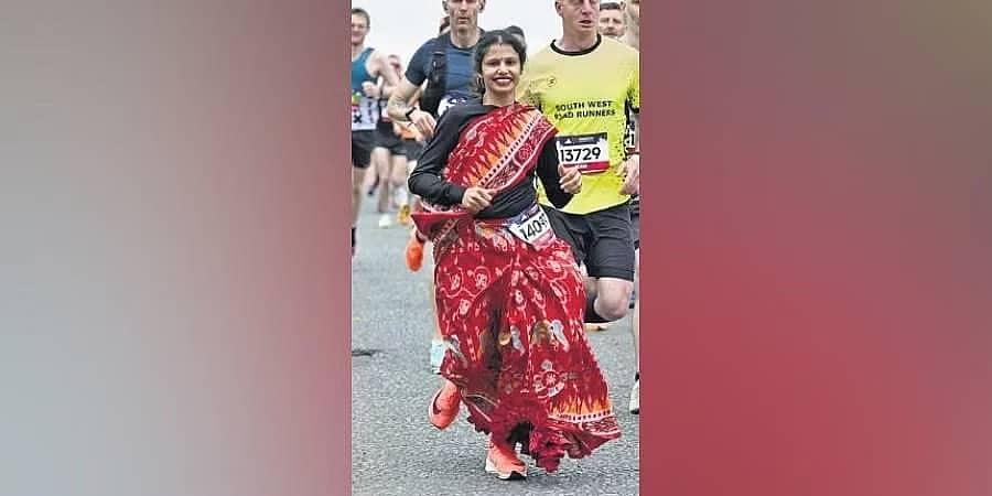ಯು ಕೆ ಮ್ಯಾರಾಥಾನ್ ನಲ್ಲಿ ಸೀರೆ ಧರಿಸಿ 42.5 ಕಿಮೀ ಓಡಿದ ಒಡಿಯಾ ಮಹಿಳೆ!
