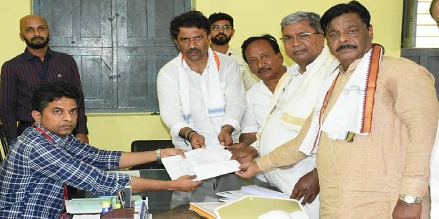 ಕರ್ನಾಟಕ ವಿಧಾನಸಭೆ ಚುನಾವಣೆ: ವರುಣಾ ವಿಧಾನಸಭಾ ಕ್ಷೇತ್ರದಿಂದ ನಾಮಪತ್ರ ಸಲ್ಲಿಸಿದ ಕಾಂಗ್ರೆಸ್ ನಾಯಕ ಸಿದ್ದರಾಮಯ್ಯ