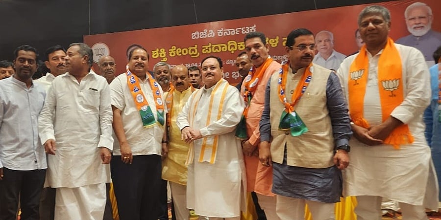 ಕಾಂಗ್ರೆಸ್ ತೊರೆದು ಬಿಜೆಪಿ ಸೇರಿದ ಮಾಜಿ ಸಂಸದ ಬಿವಿ ನಾಯಕ್