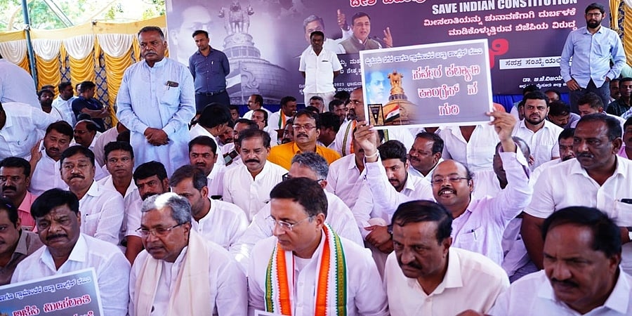 ಮೈಸೂರು: ಚುನಾವಣೆಗಾಗಿ ರಾಜ್ಯ ಸರ್ಕಾರದಿಂದ ಮೀಸಲಾತಿ ವಿಷಯ ದುರ್ಬಳಕೆ: ಕಾಂಗ್ರೆಸ್ ಪ್ರತಿಭಟನಾ ಧರಣಿ