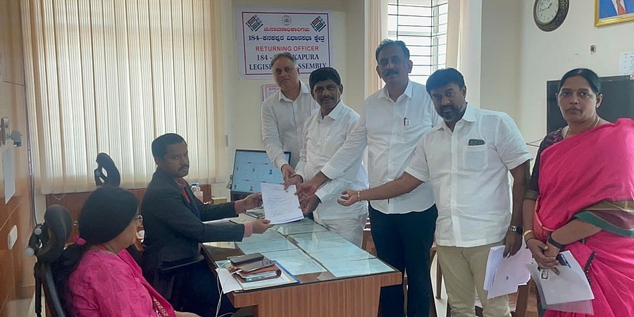 ಕನಕಪುರದಲ್ಲಿ ಅಚ್ಚರಿಯ ಬೆಳವಣಿಗೆ: ಡಿಕೆ ಸುರೇಶ್ ನಾಮಪತ್ರ ಸಲ್ಲಿಕೆ!