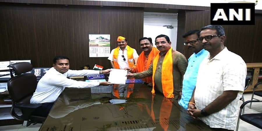 ಹುಬ್ಬಳ್ಳಿ-ಧಾರವಾಡ ಸೆಂಟ್ರಲ್ ಕ್ಷೇತ್ರದಿಂದ ಬಿಜೆಪಿ ಅಭ್ಯರ್ಥಿ ಮಹೇಶ್ ಟೆಂಗಿನಕಾಯಿ ನಾಮಪತ್ರ ಸಲ್ಲಿಕೆ