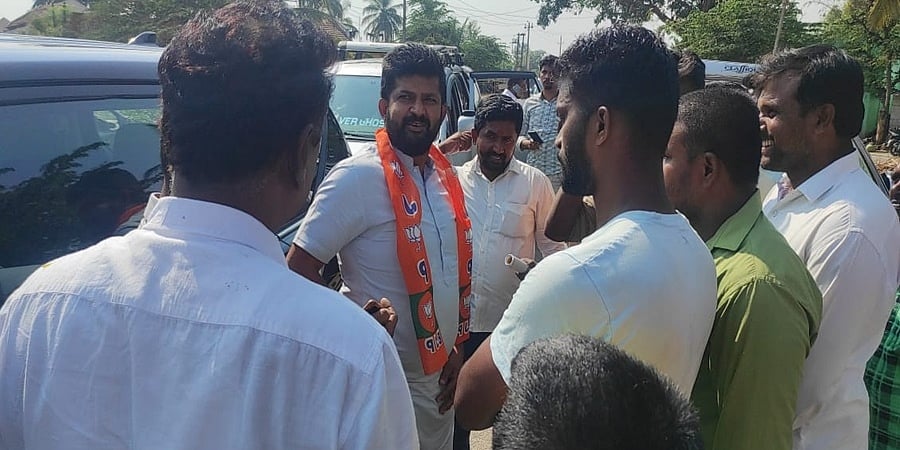 ಸಿದ್ದರಾಮಯ್ಯಗೆ ಪುಕ್ಕಲುತನ; ಸೊಸೆ, ಮೊಮ್ಮಗನನ್ನು ಮುಂದಿಟ್ಟುಕೊಂಡು ಪ್ರಚಾರ: ಪ್ರತಾಪ ಸಿಂಹ ವಾಗ್ದಾಳಿ