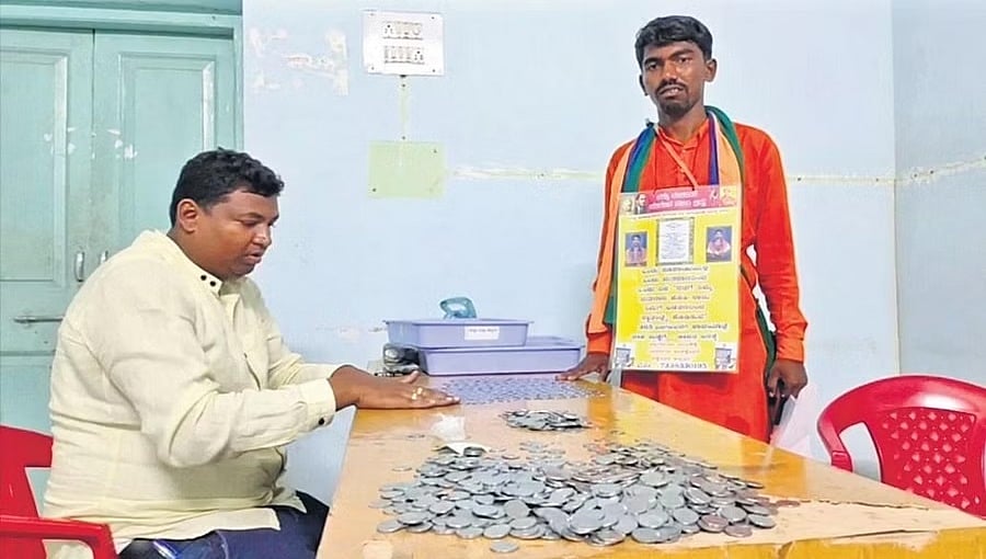 ಯಾದಗಿರಿ: ಠೇವಣಿ ಇಡಲು 1 ರೂಪಾಯಿ ನಾಣ್ಯಗಳಲ್ಲಿ 10,000 ರೂ. ತಂದ ಸ್ವತಂತ್ರ್ಯ ಅಭ್ಯರ್ಥಿ; ಎಣಿಸಿ, ಎಣಿಸಿ ಸುಸ್ತಾದ ಅಧಿಕಾರಿಗಳು!