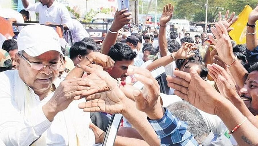 ಮತದಾರರ ಓಲೈಸಲು 'ಲೋಕಲೈಟ್ ಕಾರ್ಡ್' ಬಳಸಿದ ಸಿದ್ದರಾಮಯ್ಯ