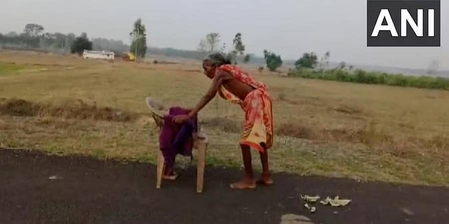 ವಿಡಿಯೋ: ಪಿಂಚಣಿಗಾಗಿ ಮುರಿದ ಕುರ್ಚಿಯ ಸಹಾಯದಿಂದ ಕಿಲೋಮೀಟರ್ಗಟ್ಟಲೆ ಬರಿಗಾಲಿನಲ್ಲಿ ನಡೆದ 70 ವರ್ಷದ ಅಜ್ಜಿ