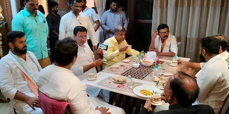 ಹುಬ್ಬಳ್ಳಿ: ಜಗದೀಶ್ ಶೆಟ್ಟರ್ ನಿವಾಸಕ್ಕೆ ಸುರ್ಜೆವಾಲಾ ಭೇಟಿ, ಗೆಲುವಿಗೆ ರಣತಂತ್ರ