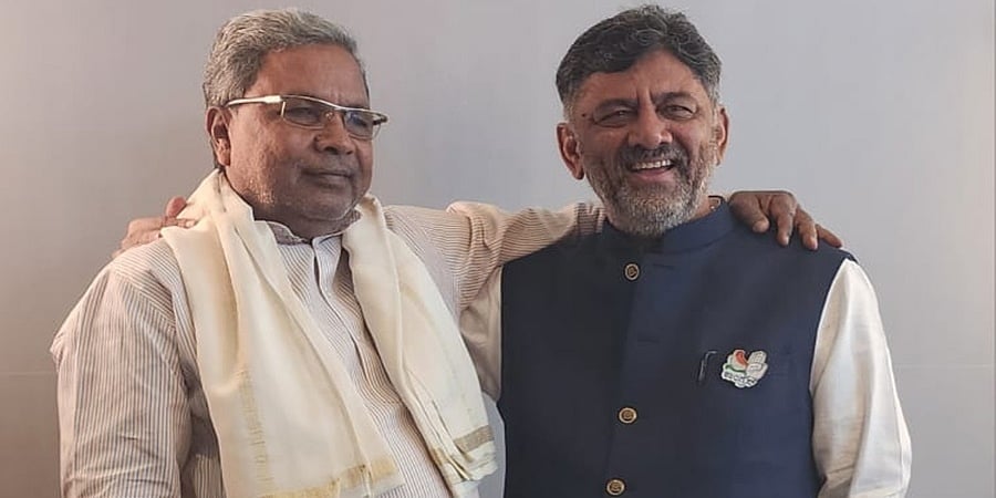 ಪರಸ್ಪರ ಹೆಗಲ ಮೇಲೆ ಕೈ ಹಾಕಿಕೊಂಡು ಒಗ್ಗಟ್ಟಿನ ಸಂದೇಶ ರವಾನಿಸಿದ ಡಿಕೆಶಿ, ಸಿದ್ದು!